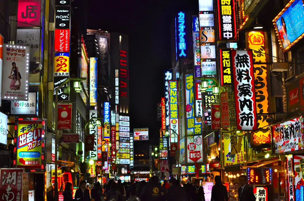 Pemandangan kota Jepang di malam hari