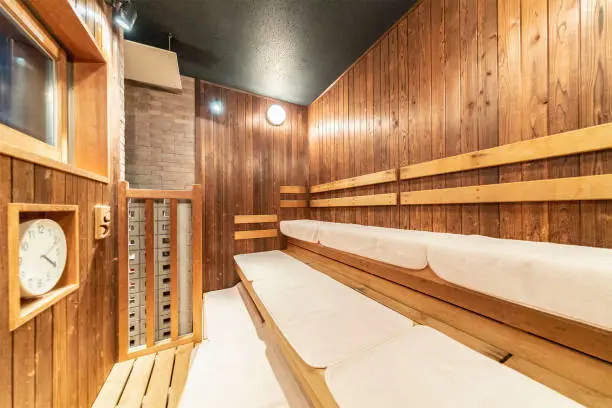 Interior sauna Jepang yang nyaman dan menenangkan