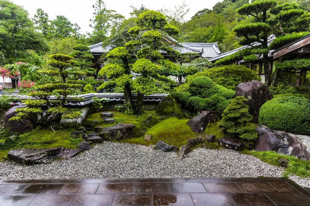 Taman Jepang dengan bulan purnama