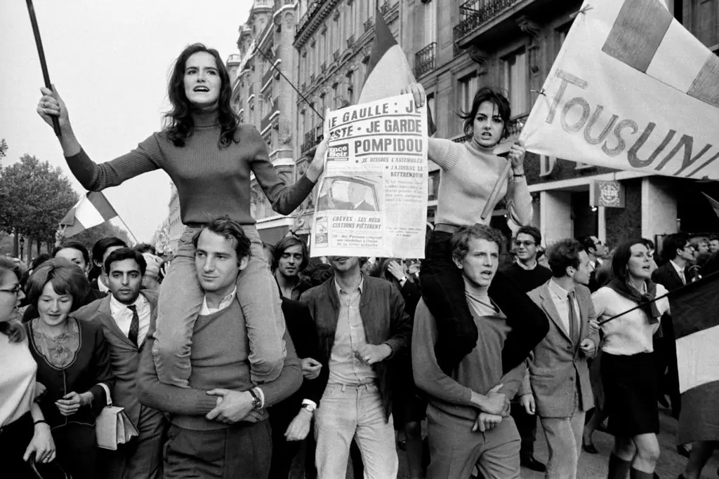 Jalanan Paris tahun 1968 yang ramai dan penuh warna