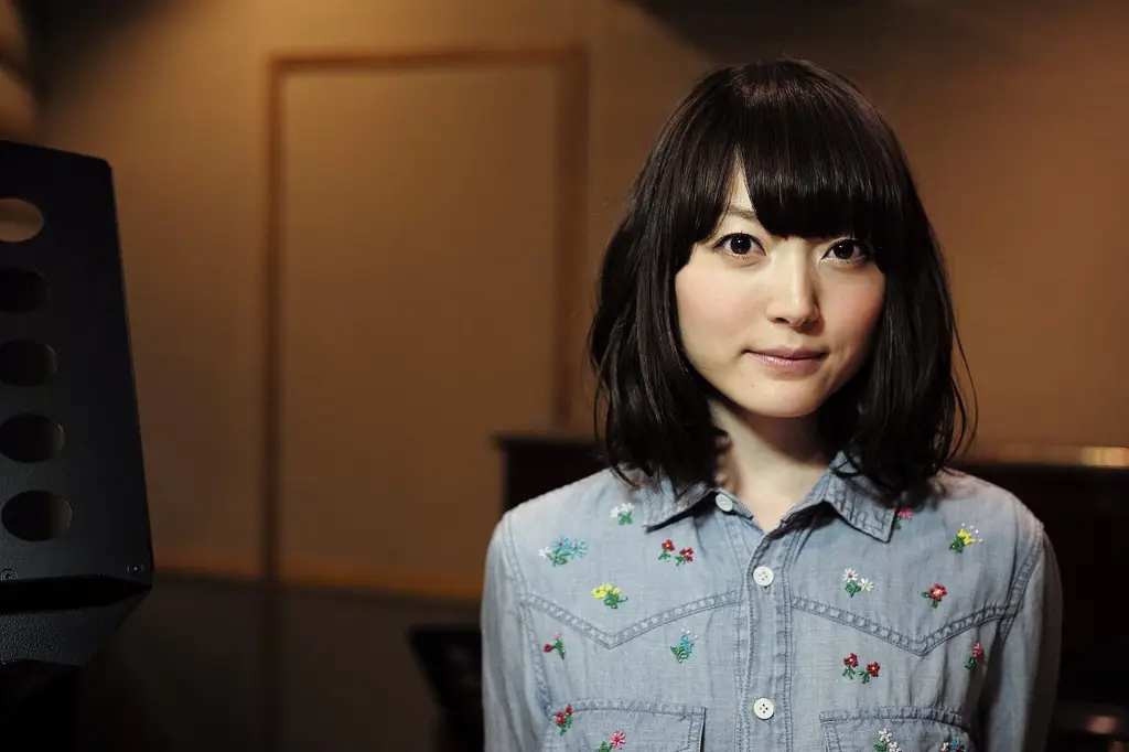 Gambar seiyuu Jepang sedang merekam di studio