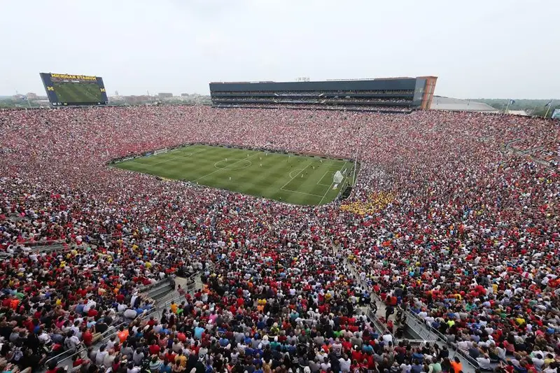 Stadion sepak bola yang penuh penonton