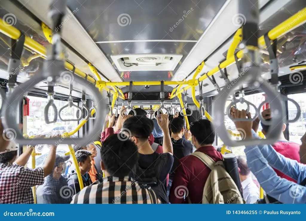 Interior bus yang ramai penumpang