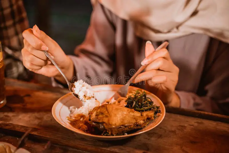 Gerai makanan Indonesia yang ramai pembeli