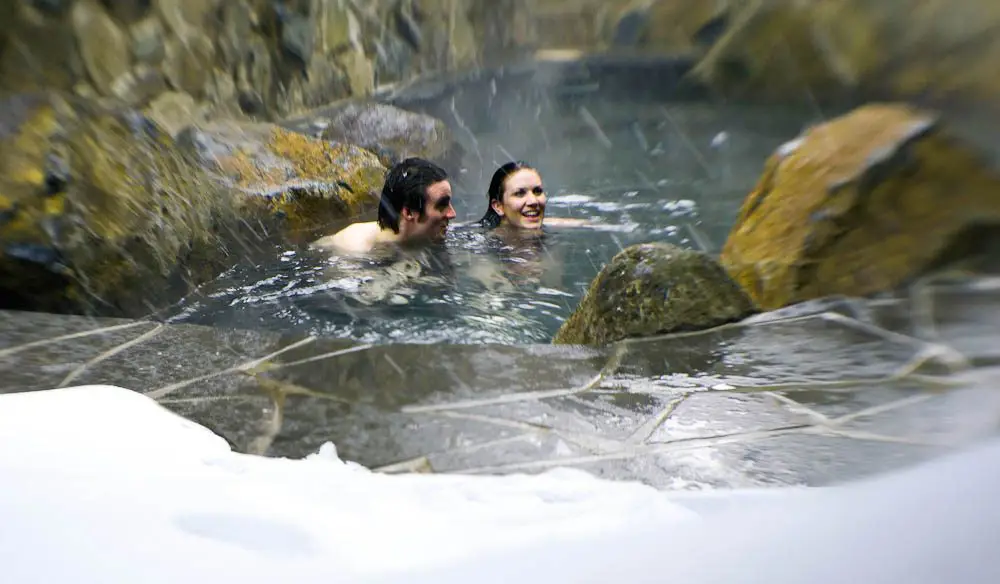 Pasangan berelaksasi di onsen