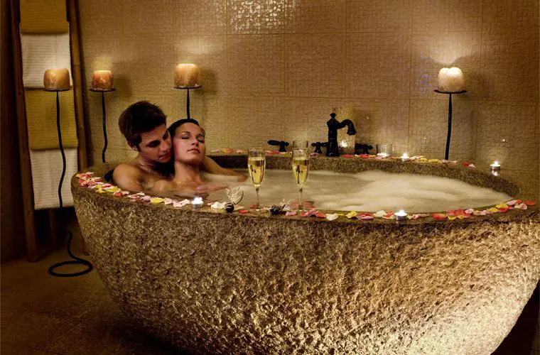 Pasangan romantis di dalam bathtub