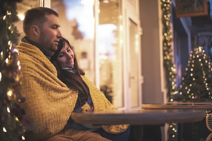 Pasangan romantis duduk di beranda malam hari