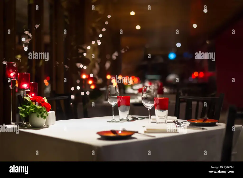 Makan malam romantis dengan cahaya lilin