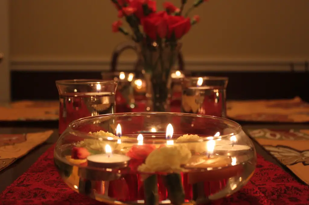 Makan malam romantis dengan cahaya lilin