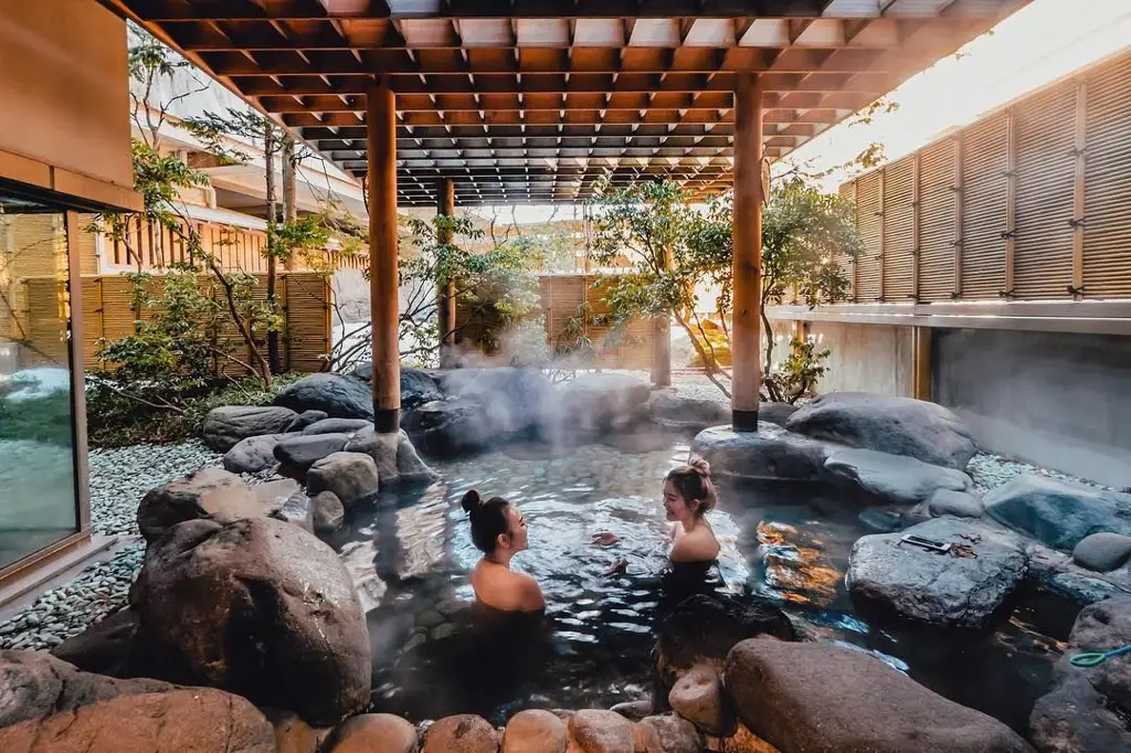 Eksterior spa Jepang yang indah dan tenang