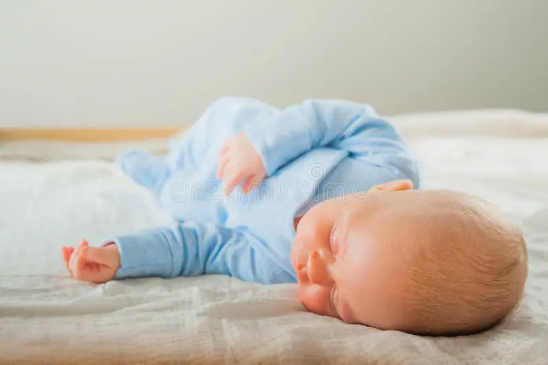 Bayi tidur nyenyak di tempat tidurnya