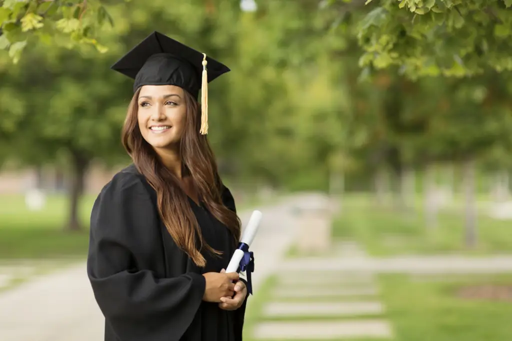 Para siswa SMA IT yang sedang wisuda