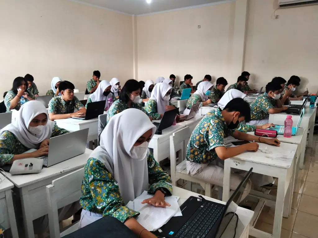 Lulusan SMA Bhayangkari yang Bahagia