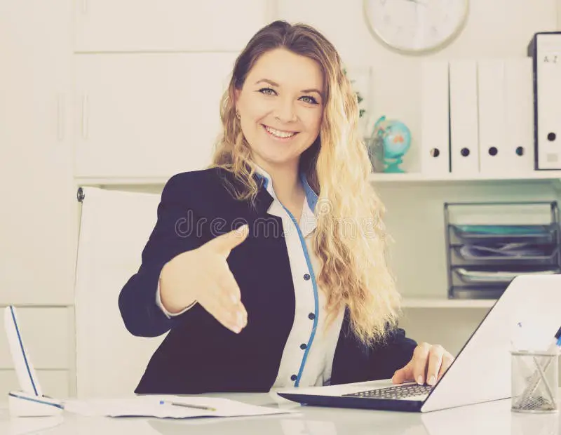 Seorang wanita muda tersenyum di kantor