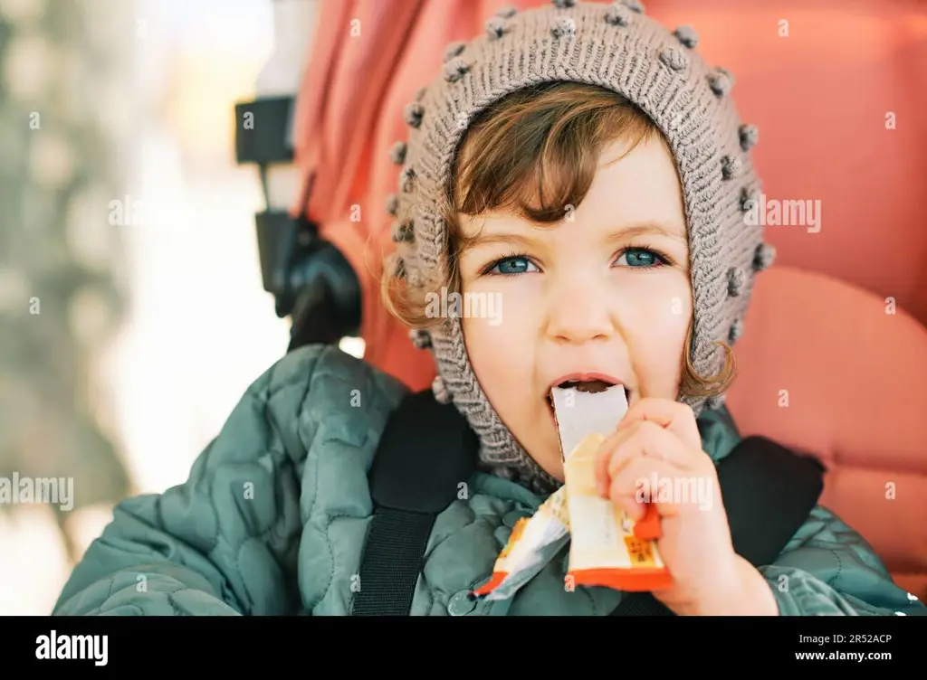 Gambar anak usia 2 tahun yang sedang makan dengan gembira