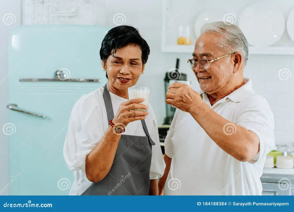 Orang tua bahagia sedang minum susu