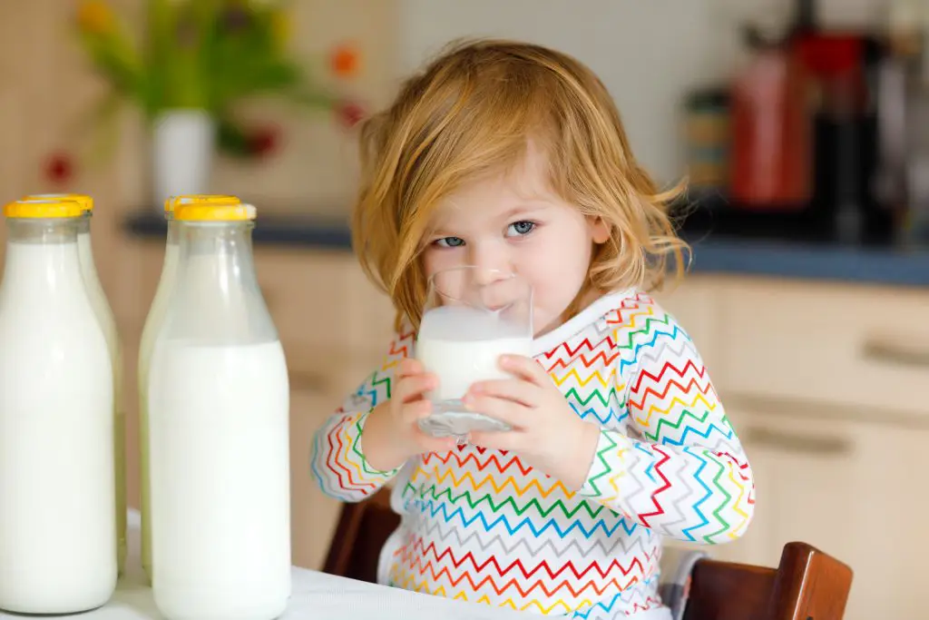 Anak-anak gembira minum susu