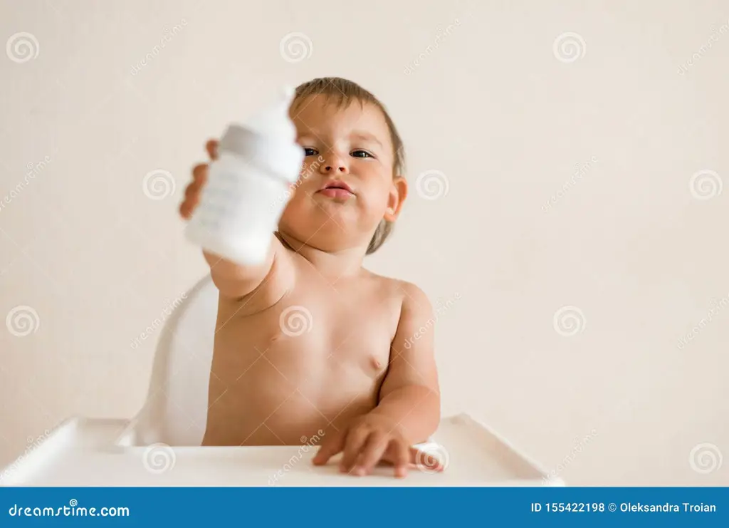 Bayi sedang minum susu formula