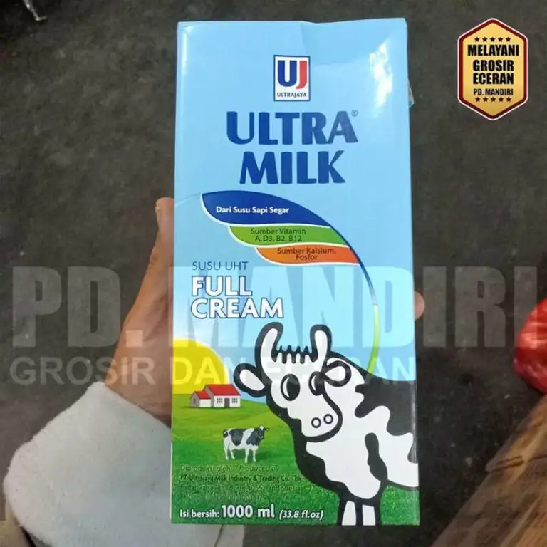 Keluarga bahagia menikmati Susu Full Cream Ultra Milk