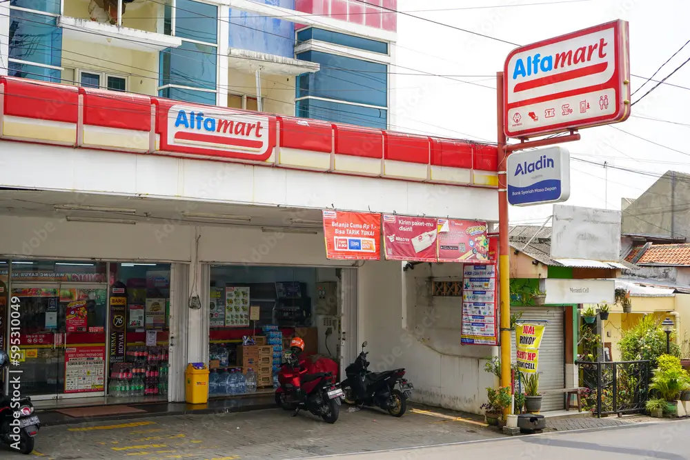 Interior toko Alfamart dengan berbagai minuman