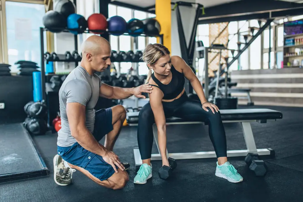 Seseorang sedang berolahraga di gym