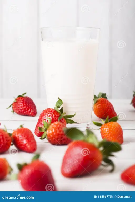 Segelas susu rasa strawberry yang segar