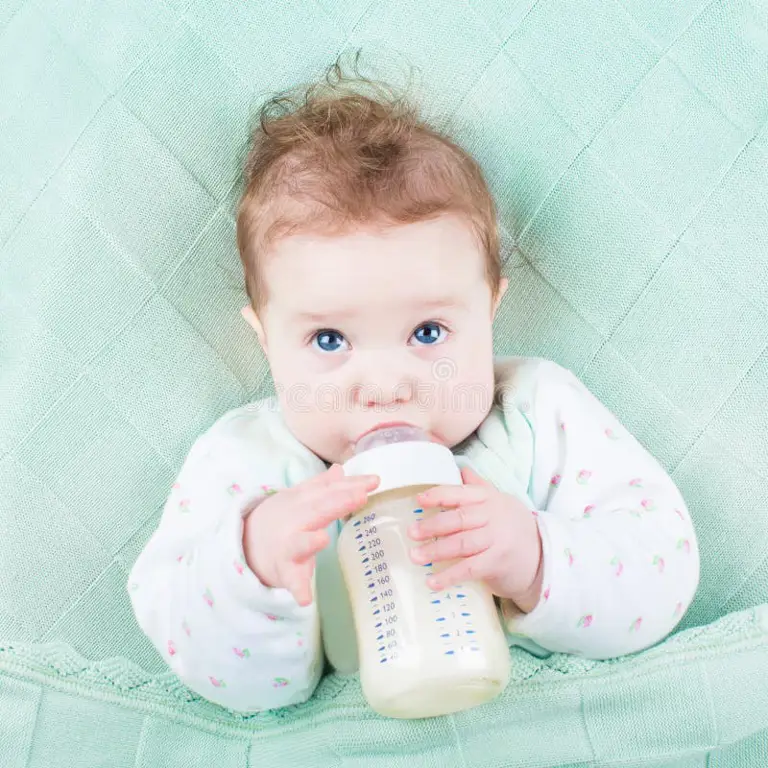 Bayi sedang minum susu UHT