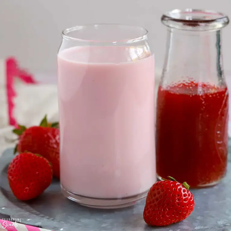 Segelas Susu Ultra Milk Strawberry yang dingin dan segar