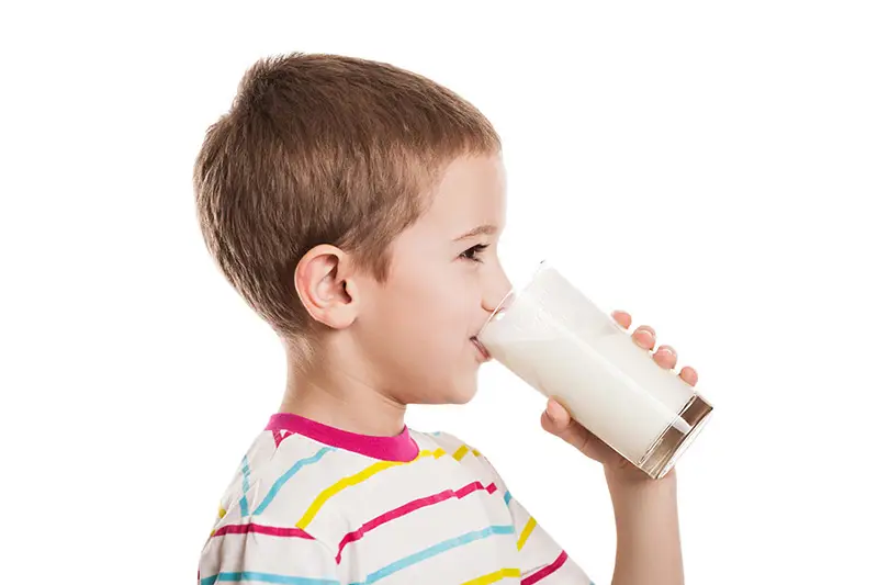 Anak-anak menikmati susu Ultra Milk