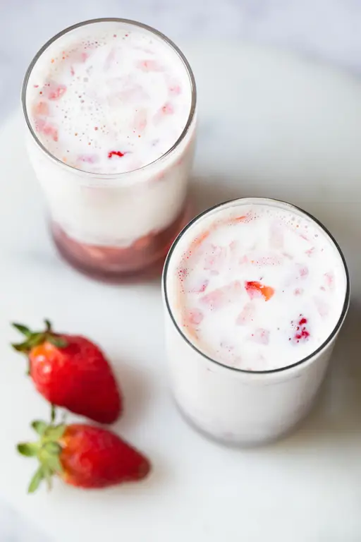 Segelas Susu Ultra Strawberry yang dingin dan menyegarkan