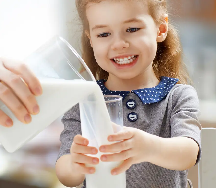 Anak-anak gembira minum susu