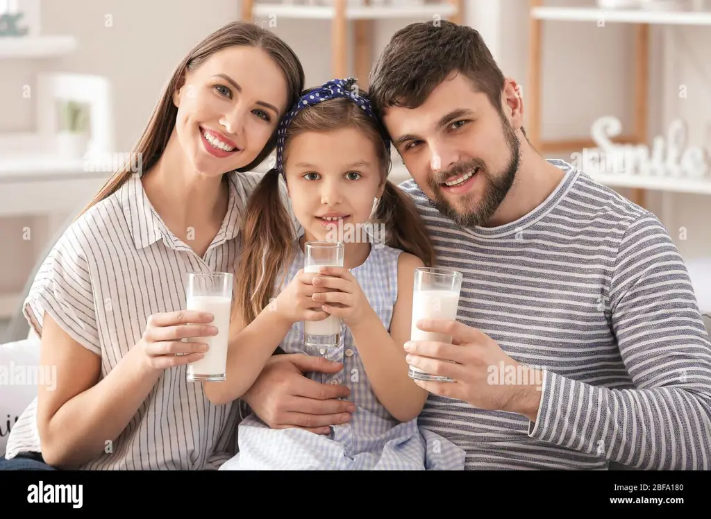 Keluarga bahagia minum susu