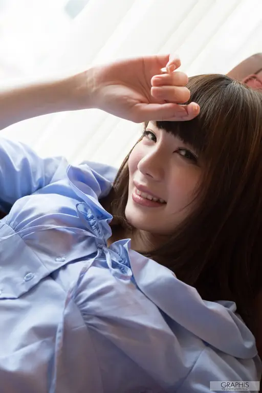 Foto Suzumura Airi sedang bernyanyi di atas panggung