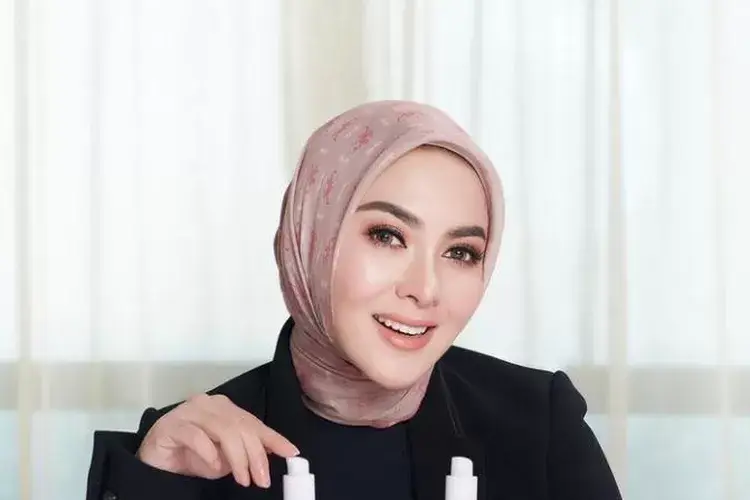 Foto-foto Syahrini saat melakukan kegiatan amal