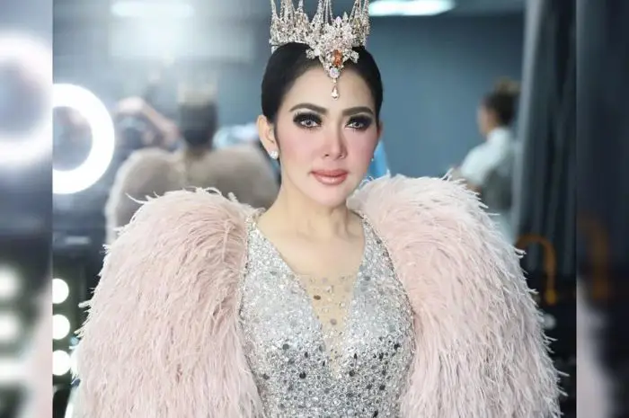 Foto Syahrini saat konser.