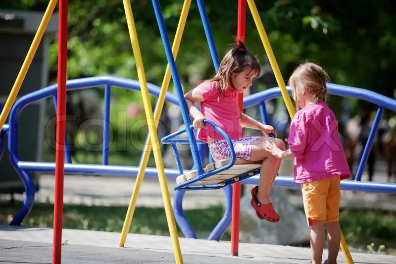 Anak-anak bermain di taman