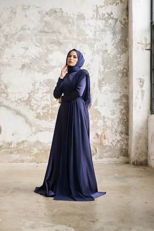 Inspirasi Outfit Bukber Hijab Elegan dengan Maxi Dress