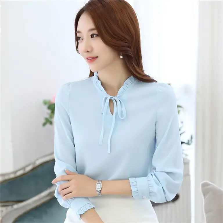 Wanita cantik mengenakan blouse korea lengan panjang