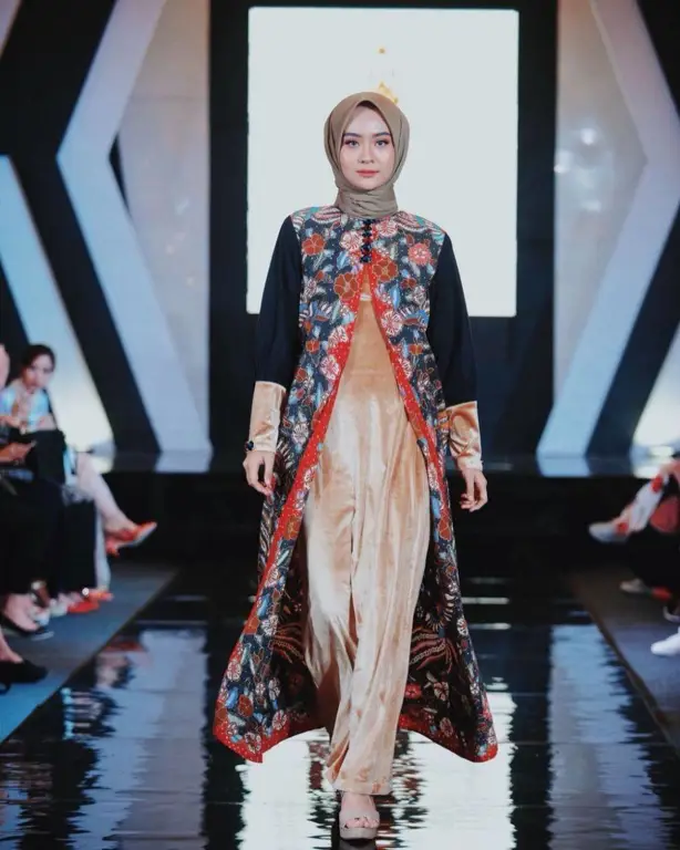 Model Gamis Batik Modern untuk Wanita Berhijab