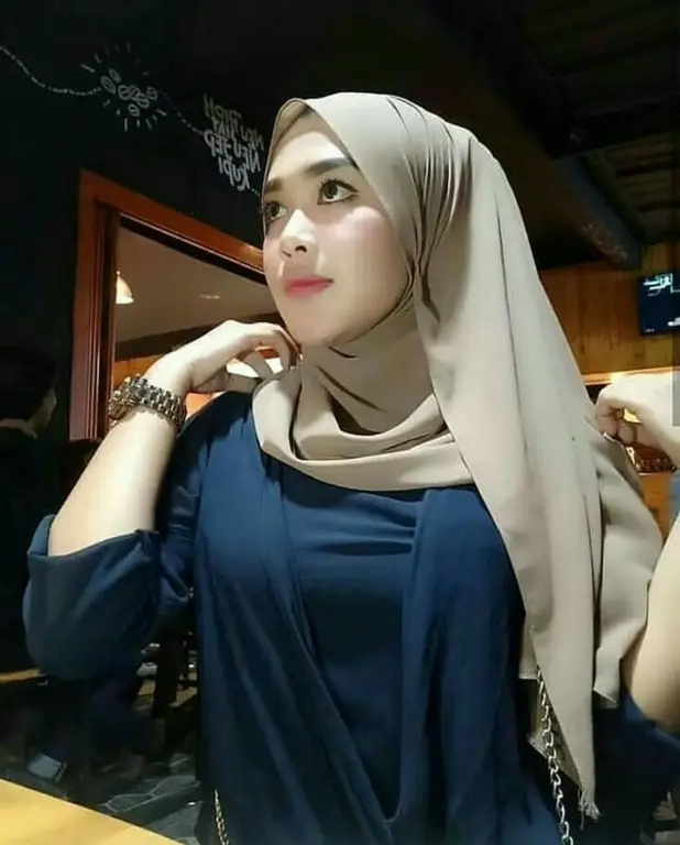 Gaun A-line untuk wanita berhijab bertubuh curvy