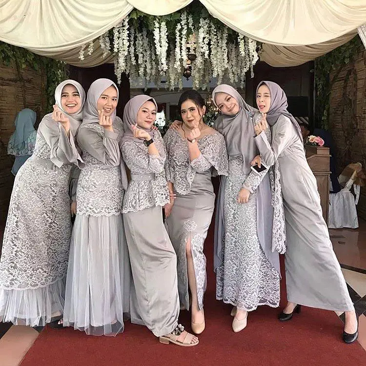 Foto seorang bridesmaid muslim cantik mengenakan hijab dan gaun yang anggun