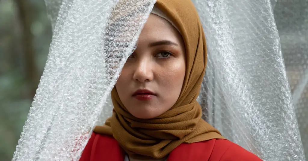 Wanita mengenakan blazer dan hijab dengan gaya modern