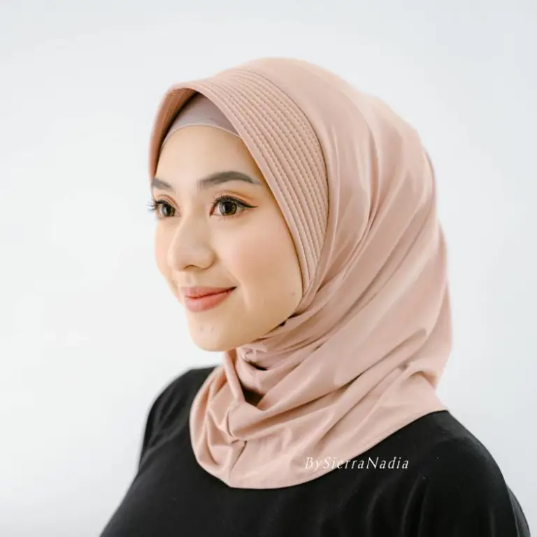 Wanita cantik mengenakan hijab bergo