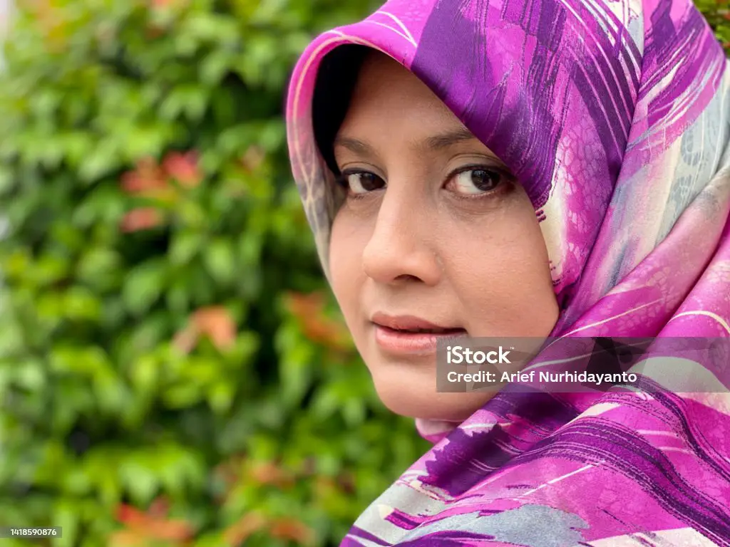 Model sedang memamerkan baju full colour wanita hijab