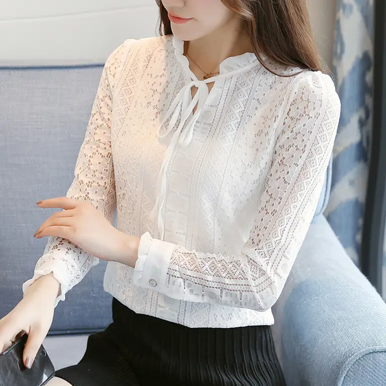 Wanita cantik mengenakan blouse Korea style