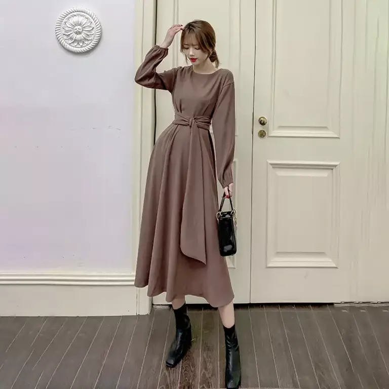 Wanita cantik mengenakan dress panjang Korea style