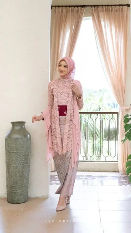 Model kebaya rose gold hijab dengan berbagai gaya fashion