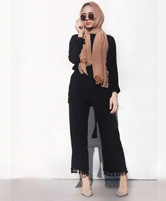 Ootd chic hijab dengan celana hitam