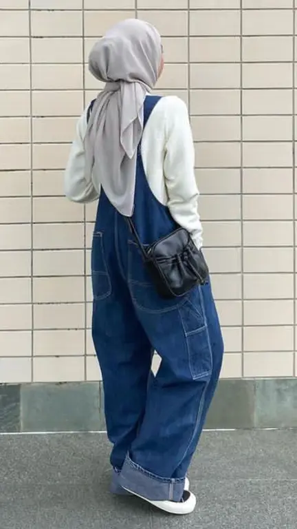 OOTD Overall Jeans Hijab Semi Formal