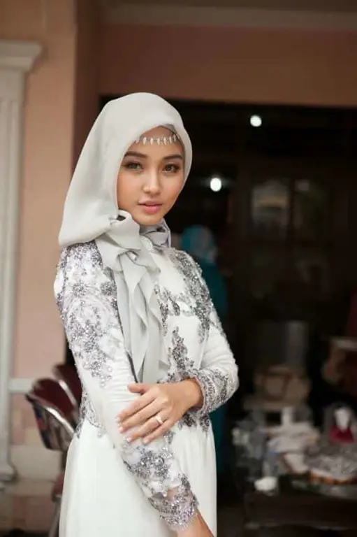 Gaya hijab segi empat elegan untuk acara formal